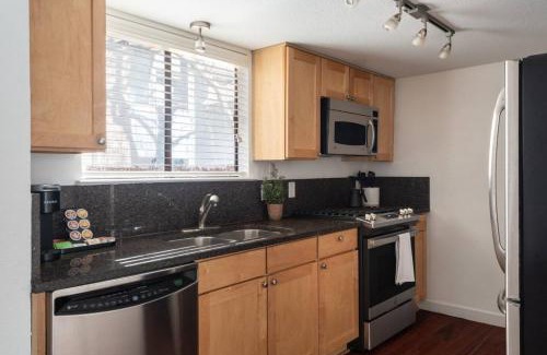 Bouldin House | Cozy 2BR Retreat in DT Austin Pets and Parking!