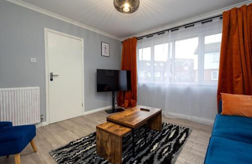 Woking Ski Chalet | Cozy 2BR Stay Free Parking & Wi-Fi Work or Leisure
