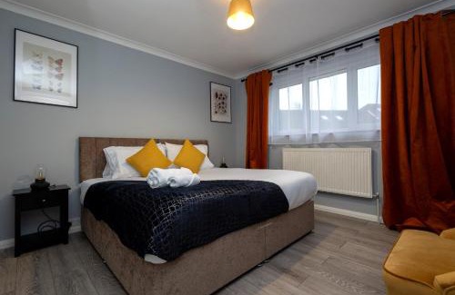 Woking Ski Chalet | Cozy 2BR Stay Free Parking & Wi-Fi Work or Leisure