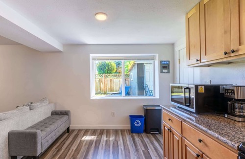 South Park House | Cozy 2BR, WFH Desk + Yard, Flexible Monthly Stays