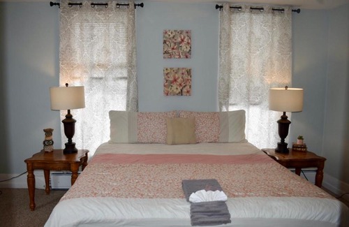 Adrian Apartment | Charming 2nd Story Flat Near Downtown - Kid-Friendly Retreat
