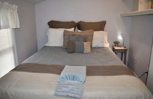 Adrian Apartment | Charming 2nd Story Flat Near Downtown - Kid-Friendly Retreat