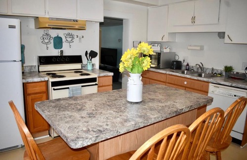 Adrian Apartment | Charming 2nd Story Flat Near Downtown - Kid-Friendly Retreat