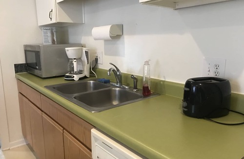 Adrian Apartment | Charming 2nd Story Flat with Kitchen Near Downtown