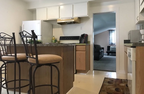 Adrian Apartment | Charming 2nd Story Flat with Kitchen Near Downtown