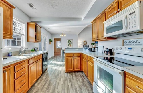 Kernersville House | Inviting 3-Bedroom Retreat with Patio and Garage Access