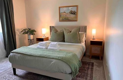 Streamwood House | Inviting 3-Bedroom Retreat in Prime Location, Rated 10/10