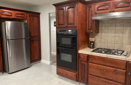 Fresno House | Inviting 3-Bedroom Retreat with Brewery Feel & Lake View