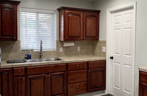 Fresno House | Inviting 3-Bedroom Retreat with Brewery Feel & Lake View
