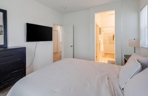 South San Jose House | Inviting 3 Bedroom Retreat with Large Patio & Fireplace