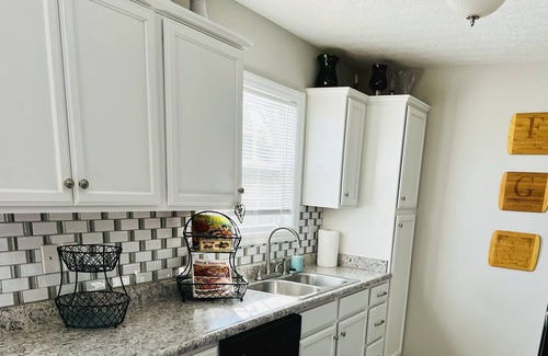 Berea House | Cozy 3-bedroom 2-bath house with AC in Berea