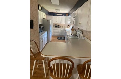 Russell House | Inviting 3-Bedroom House with Family-Friendly Amenities