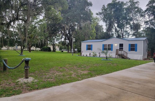 Welaka House | Cozy 3-bedroom, 2 full bath mobile home on half acre in charming Welaka!