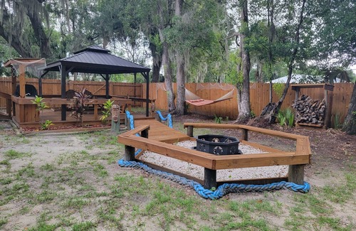 Welaka House | Cozy 3-bedroom, 2 full bath mobile home on half acre in charming Welaka!