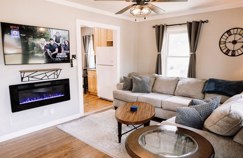 Pontiac House | Inviting Auburn Hills Bungalow near Top Golf & Great Lakes