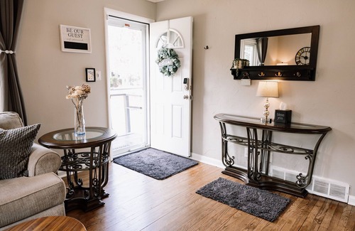 Pontiac House | Inviting Auburn Hills Bungalow near Top Golf & Great Lakes