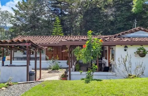 El Penol Cottage | Inviting 3-Bedroom Cottage in Peaceful Vereda Bonilla