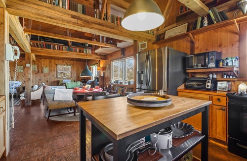 Denison Cabin | Charming 3 Bedroom Cabin Surrounded by Nature's Beauty