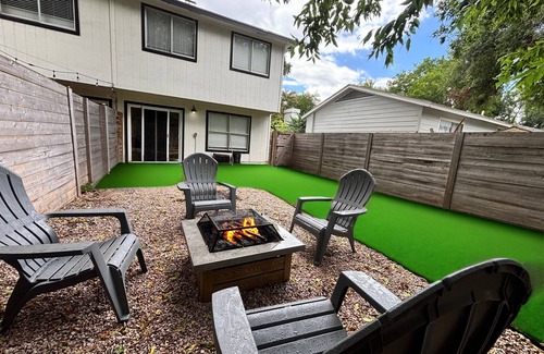 Austin Condo | Exceptional 3 Bedroom Condo with Gorgeous Backyard Oasis