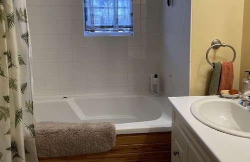 Clinton Cottage | Inviting 3 Bedroom Cottage with Scenic Water Views