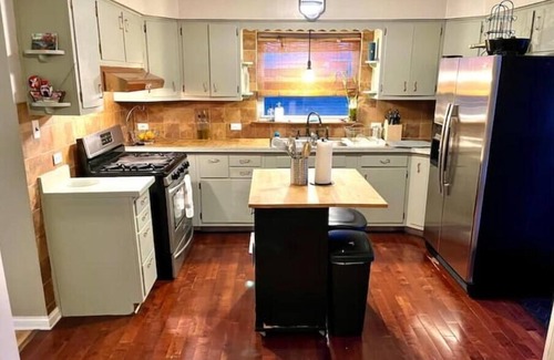 Chicago Lawn House | Family-Friendly 3-Bedroom Duplex Near Midway Airport