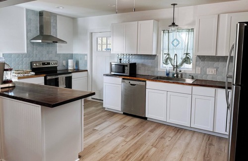 Aransas Pass House | Cozy 3-bedroom house central to Rockport & Port Aransas with WiFi, AC, Fire pit
