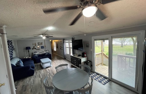 Hoyt House | Cozy 3-bedroom house in Porum, OK with stunning sunset view of Lake Eufaula