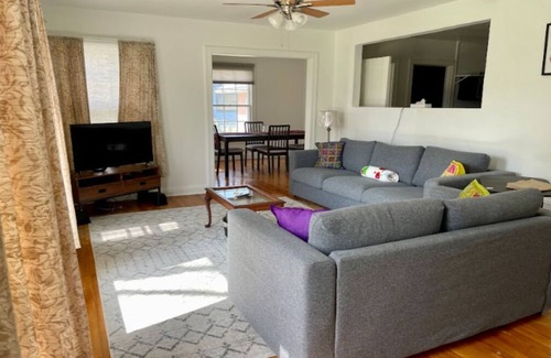 Brentwood House | Inviting 3-Bedroom House in Austin with Spa & Hot Tub
