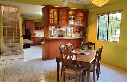 La Brea House | Ideal 3-Bedroom Retreat with Spa and Hot Tub Amenities