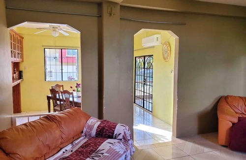 La Brea House | Ideal 3-Bedroom Retreat with Spa and Hot Tub Amenities
