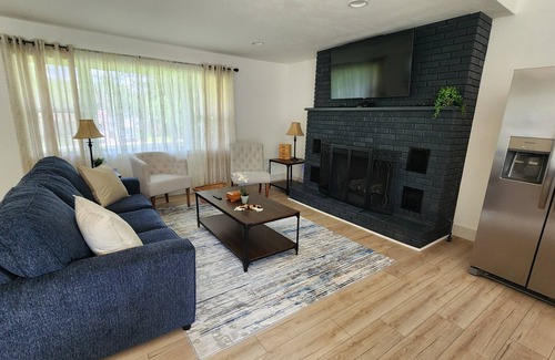 Shoal Creek Drive House | Cozy 3-bedroom house with WiFi, AC in enjoyable Joplin