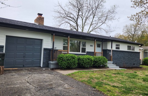 Shoal Creek Drive House | Cozy 3-bedroom house with WiFi, AC in enjoyable Joplin