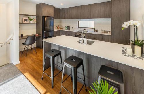 Addington Apartment | Inviting 3 Bedroom Retreat Near Hagley Park with Garage