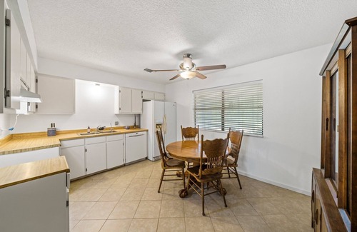 Center Point House | Charming 3 Bedroom Ranch in Hill Country with Kitchen