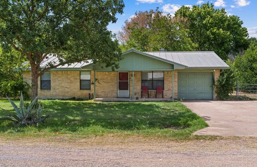 Center Point House | Charming 3 Bedroom Ranch in Hill Country with Kitchen