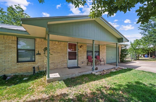 Center Point House | Charming 3 Bedroom Ranch in Hill Country with Kitchen