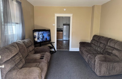 Erie Apartment | Cozy 3-bedroom with AC in Erie Pa. located near the bayfront convention center.