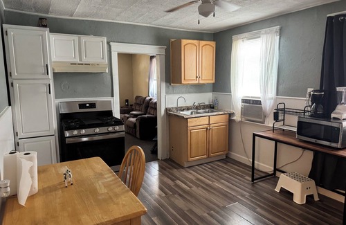 Erie Apartment | Cozy 3-bedroom with AC in Erie Pa. located near the bayfront convention center.