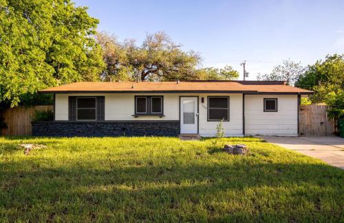Southside House | Inviting 3-Bedroom Retreat with Hot Tub Near Lackland