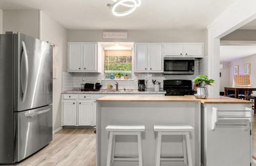 Southside House | Inviting 3-Bedroom Retreat with Hot Tub Near Lackland