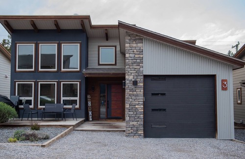 East Kootenay House | Inviting 3 BR Home with Lake Access & Mountain Views