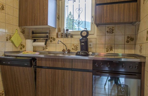 Adelboden House | Tranquil 3-Room Holiday Apartment with Pool & Kitchen