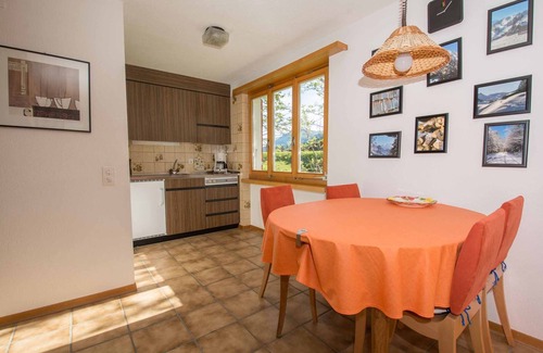Adelboden House | Tranquil 3-Room Holiday Apartment with Pool & Kitchen