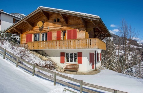 Adelboden House | Tranquil 3-Room Holiday Apartment with Pool & Kitchen