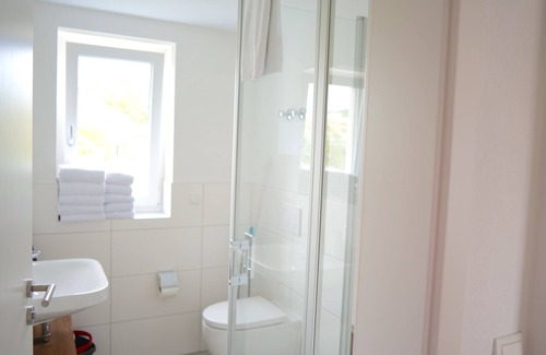Lahr House | Inviting 3-Room Apartment with Balcony at Gästehaus Cozy Homes