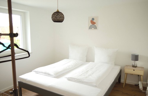 Lahr House | Family-Friendly Getaway at Cozy Homes with Balcony & Breakfast