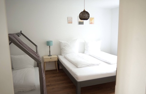 Lahr House | Family-Friendly Getaway at Cozy Homes with Balcony & Breakfast