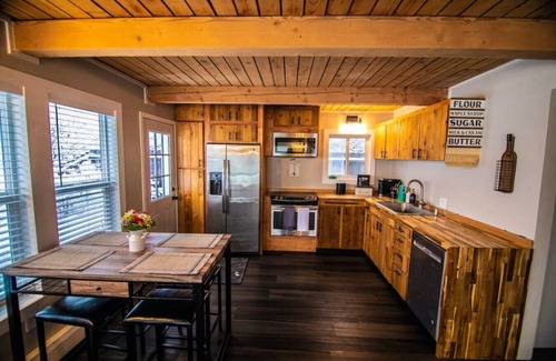 Government Hill House | Charming 3B/1B Home with Mountain Views near Downtown Anchorage