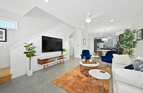Sweetbriar Condo | Inviting 3BD Retreat Near South Congress with Spa Access
