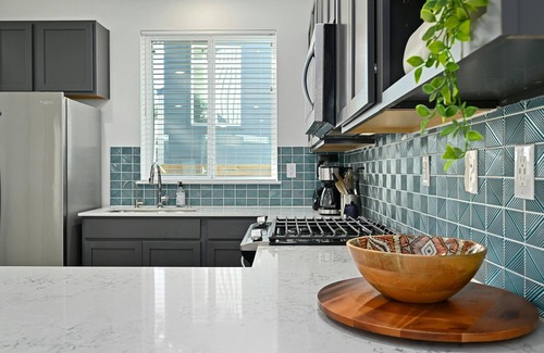 Sweetbriar Condo | Inviting 3BD Retreat Near South Congress with Spa Access